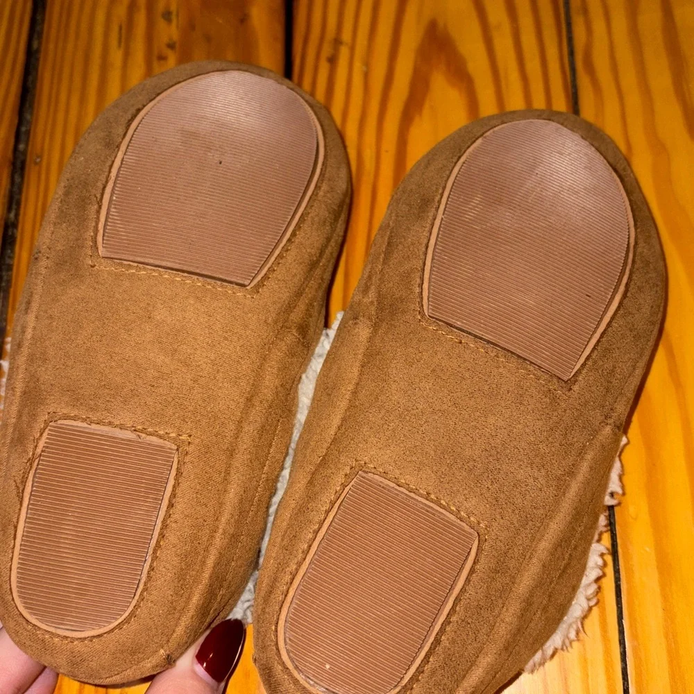Gap Kid’s Tan Slippers Size 12/13